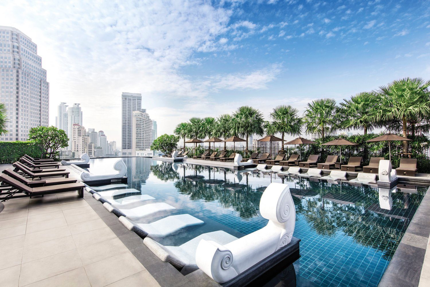 Outdoor swimming pool in Sukhumvit | Luxury 5 Star Hotel in Bangkok